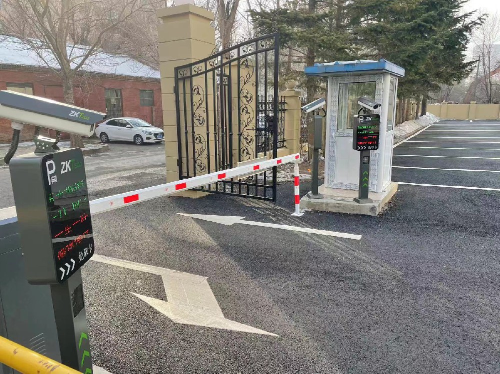 某單位車行出入口